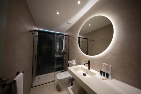 Triple Room | Bathroom | Shower, rainfall showerhead, designer toiletries, hair dryer