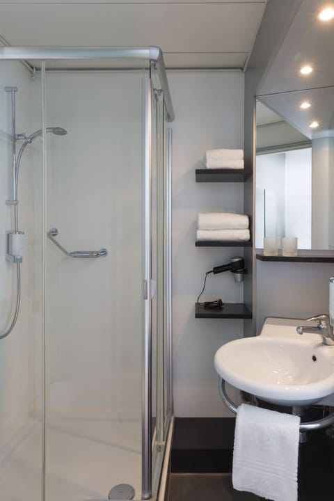 Comfort Room | Bathroom | Shower, free toiletries, hair dryer, towels