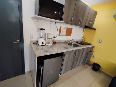 Executive Studio Suite, Kitchenette, Executive Level | Private kitchen | Mini-fridge, microwave