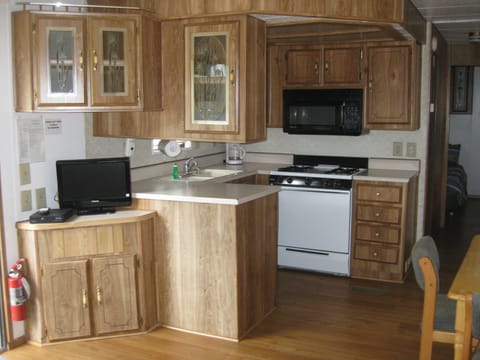 Cottage, Non Smoking, Kitchen | Private kitchen | Fridge, microwave, coffee/tea maker, toaster