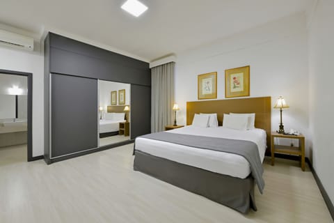 Suíte Super Luxo Casal | Desk, laptop workspace, blackout drapes, free WiFi