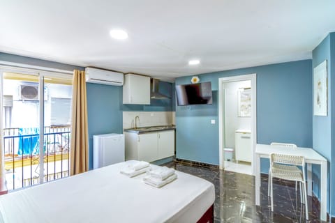 Deluxe Studio, 1 Double Bed, Balcony, Courtyard View | Free WiFi, bed sheets