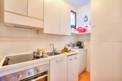 Family Apartment, 2 Bedrooms (Laura's Cozy Apartment Stresa Center) | Private kitchen | Fridge, microwave, oven, stovetop