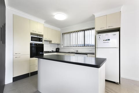 Apartment, 3 Bedrooms | Private kitchen | Electric kettle, dining tables