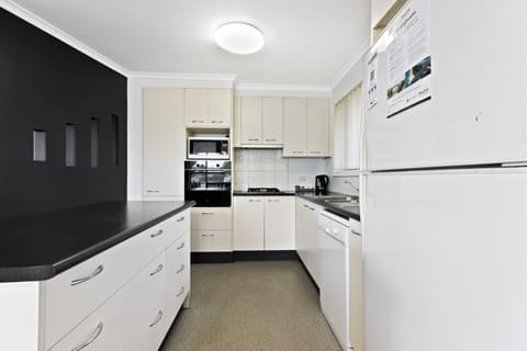 Apartment, 3 Bedrooms | Private kitchen | Electric kettle, dining tables