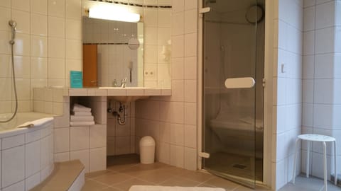 Comfort Suite, 1 Bedroom, Non Smoking | Bathroom | Shower, free toiletries, hair dryer, towels