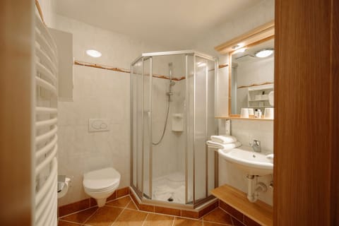 Comfort Double Room | Bathroom | Free toiletries, hair dryer, bathrobes, slippers