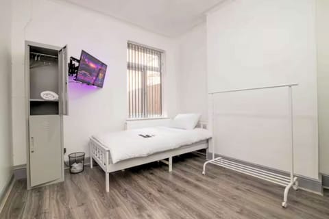 Room 2 Bed 1 (MALE ONLY) | Individually furnished, desk, laptop workspace, bed sheets