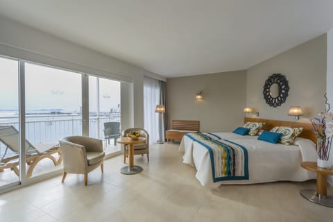 Junior Suite, Sea View (Panoramic) | Minibar, in-room safe, desk, laptop workspace