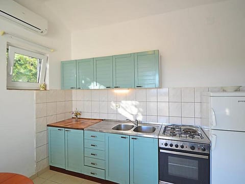 Apartment (One Bedroom Apartment with Sea View a) | Private kitchen | Fridge