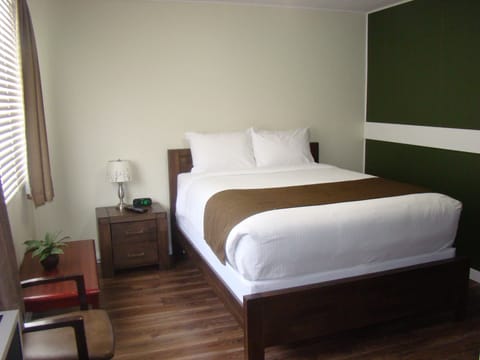 Room, 1 Queen Bed | Free WiFi, bed sheets