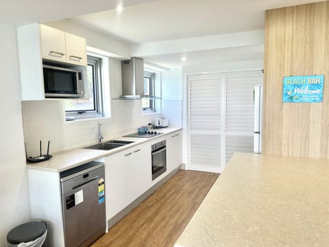 Deluxe Gold Apartment | Private kitchen | Microwave, oven, stovetop, dishwasher