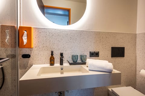 Deluxe Apartment | Bathroom | Shower, rainfall showerhead, hair dryer, towels