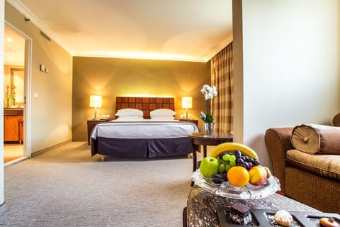 Suite, 1 King Bed, Non Smoking | Desk, free WiFi, bed sheets