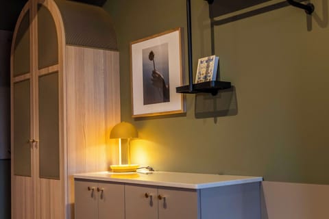 Family Room | Hypo-allergenic bedding, in-room safe, desk, laptop workspace