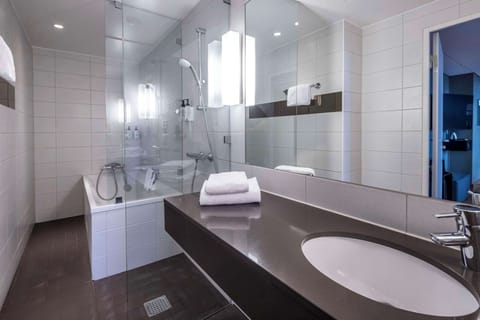 Master Suite | Bathroom | Hair dryer, towels, soap, shampoo