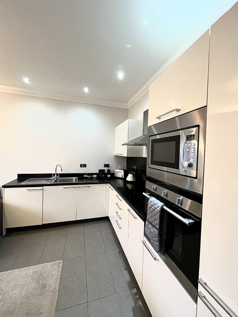 Deluxe Apartment | Private kitchen | Full-size fridge, microwave, oven, coffee/tea maker