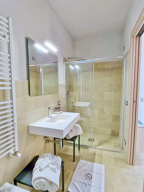 Classic Room | Bathroom | Free toiletries, hair dryer, bathrobes, slippers