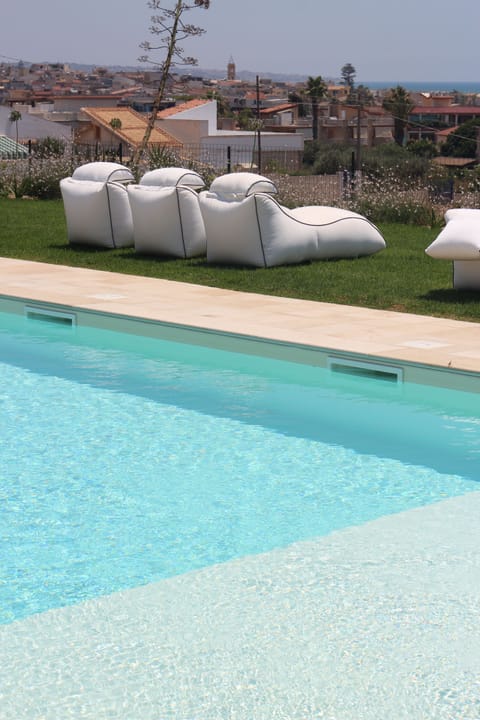 Seasonal outdoor pool, free cabanas, pool umbrellas