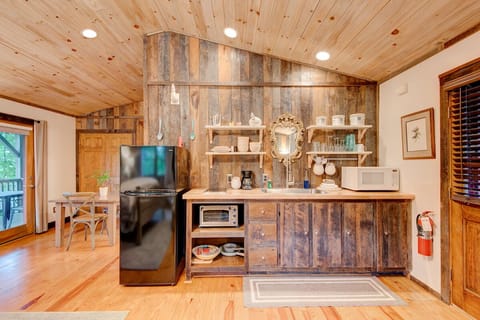 Romantic Cabin | Private kitchenette | Mini-fridge, microwave, coffee/tea maker, paper towels