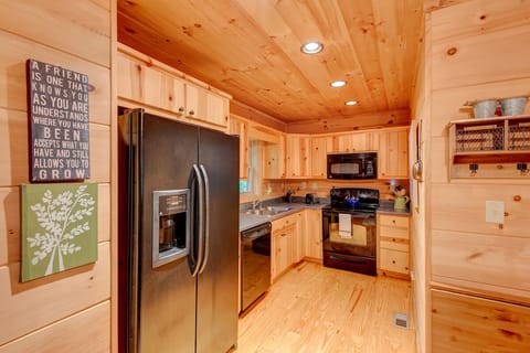 Signature Cabin | Private kitchen | Mini-fridge, microwave, coffee/tea maker, paper towels