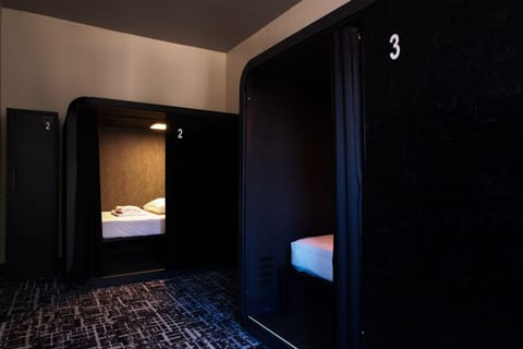 Business Class Pod in 3 Bed Female Room | Blackout drapes, free WiFi