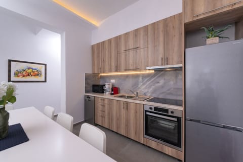 City Apartment, Non Smoking | Private kitchen | Full-size fridge, microwave, oven, stovetop