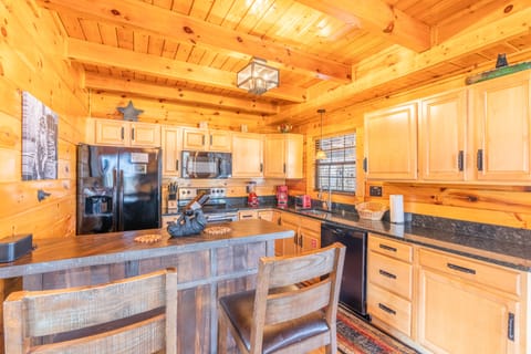 Comfort Cabin, 2 Bedrooms, Non Smoking, Hot Tub | Private kitchen | Fridge, microwave, oven, stovetop