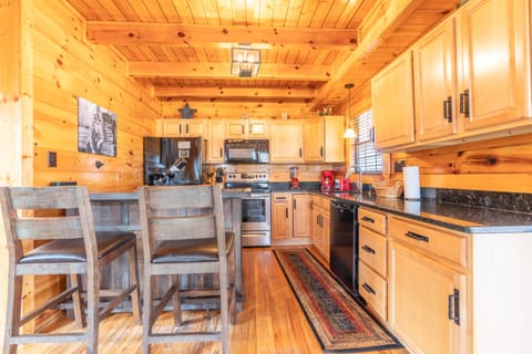 Comfort Cabin, 2 Bedrooms, Non Smoking, Hot Tub | Private kitchen | Fridge, microwave, oven, stovetop