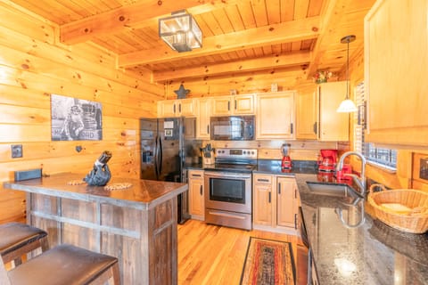 Comfort Cabin, 2 Bedrooms, Non Smoking, Hot Tub | Private kitchen | Fridge, microwave, oven, stovetop