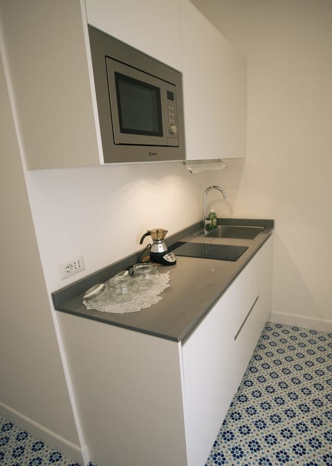 Deluxe Double Room | Private kitchen | Coffee/tea maker, electric kettle, freezer