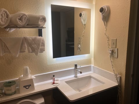 Combined shower/tub, hair dryer, towels