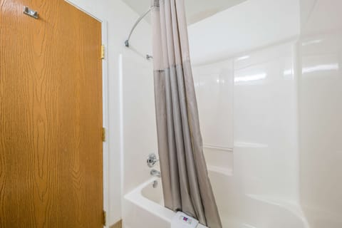 Combined shower/tub, towels