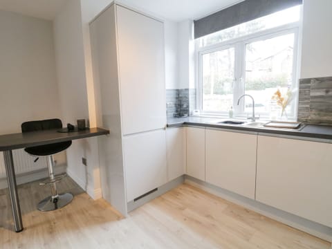 Cottage | Private kitchen | Fridge, electric kettle, toaster, cookware/dishes/utensils