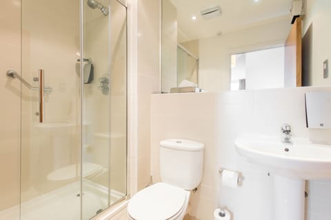 Self Catering Lodge | Bathroom | Combined shower/tub, free toiletries, hair dryer, towels