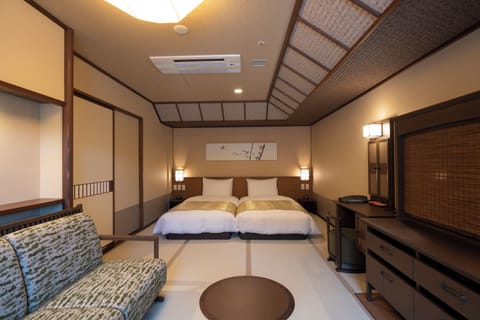 Hollywood Twin Room 35sq, Non Smoking, Road side, with Hot Spring Bath | In-room safe, free WiFi, bed sheets