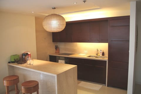 Deluxe Apartment, 2 Bedrooms, Partial Ocean View | Private kitchen | Fridge, microwave, stovetop, rice cooker