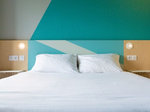 Desk, soundproofing, free WiFi, bed sheets