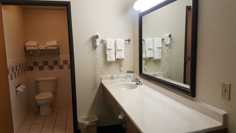 Combined shower/tub, hair dryer, towels