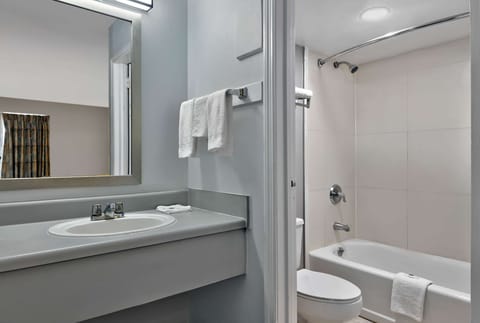 Combined shower/tub, towels