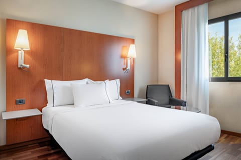 Standard Room, 1 Queen Bed | Minibar, in-room safe, desk, soundproofing