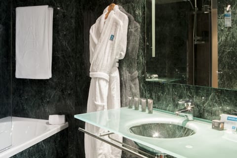 Superior Room | Bathroom | Combined shower/tub, free toiletries, hair dryer, towels