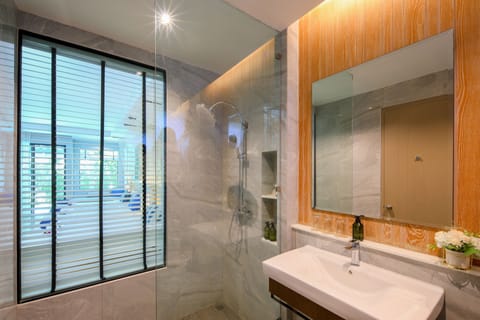 Family Pool Access | Bathroom | Separate tub and shower, towels