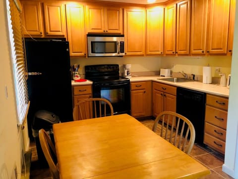 3 Bedroom Condo 1/2 mile from base | In-room dining