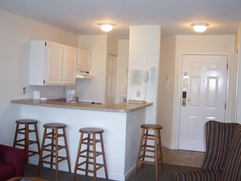 Suite, 1 Bedroom | Private kitchenette | Microwave, stovetop, coffee/tea maker, toaster