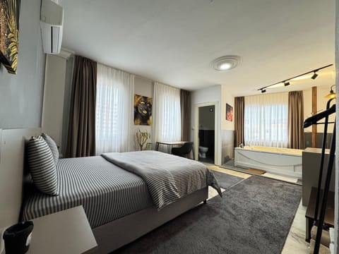 Romantic Studio Suite | Premium bedding, minibar, individually decorated, individually furnished