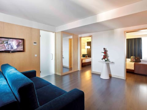 Superior Suite, 1 Double Bed, Non Smoking | Minibar, in-room safe, desk, soundproofing