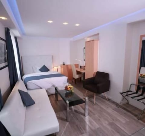 Desk, soundproofing, free WiFi, bed sheets