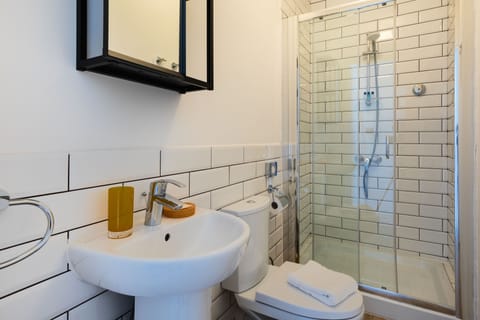 Traditional Double Room | Bathroom | Shower, hair dryer, bathrobes, slippers