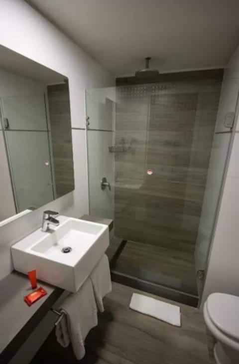 Standard Room, 2 Twin Beds | Bathroom | Combined shower/tub, eco-friendly toiletries, hair dryer, towels